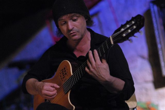 Philippe Bayle joue de la guitare